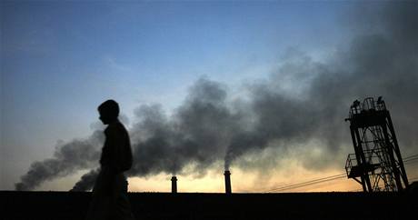 Mu prochází kolem indické továrny. Ameriané te oznámili, e skleníkové plyny jsou nebezpené lidskému zdraví a musejí být regulovány. 